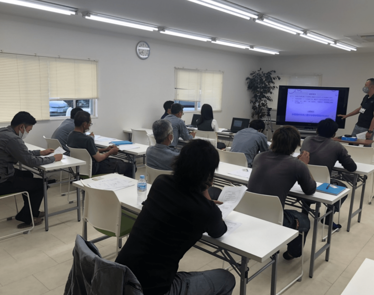 安全講習を受けるスタッフ